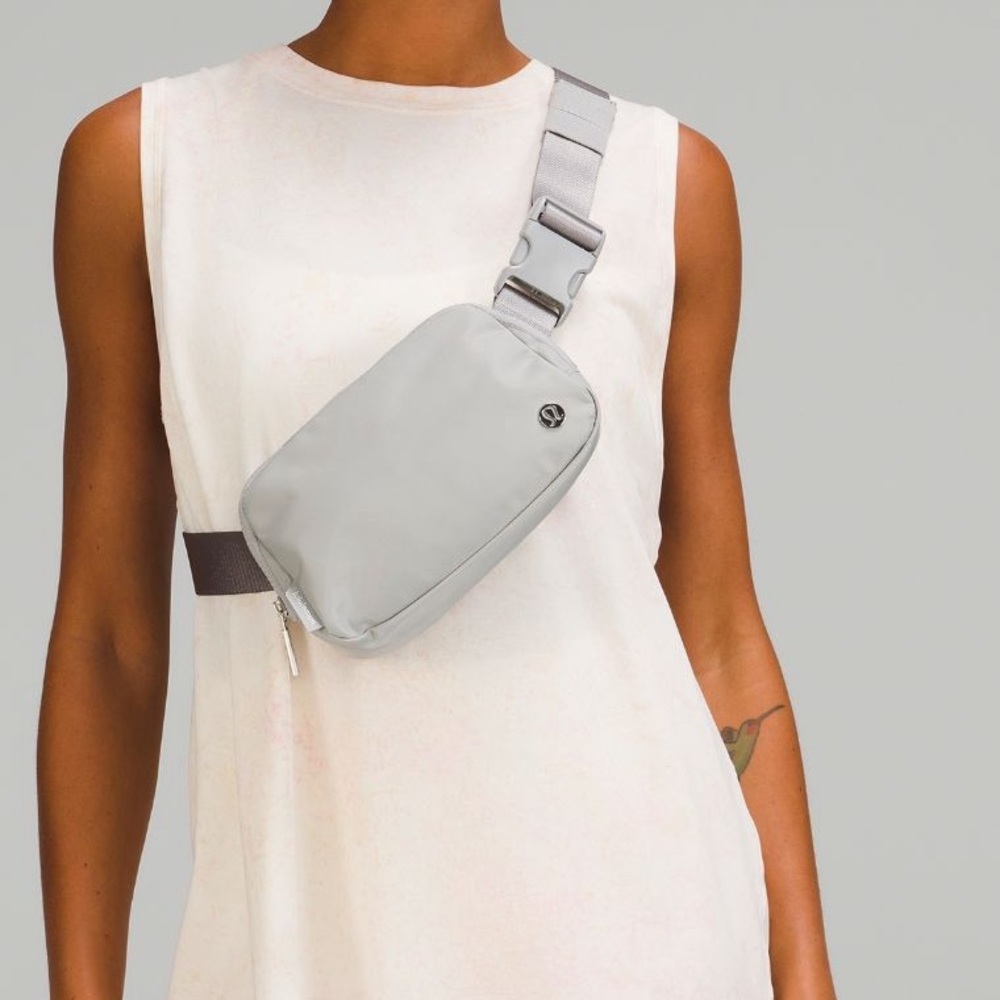 Lululemon Silver Drop Belt Bag NWT - Picture 2 of 9